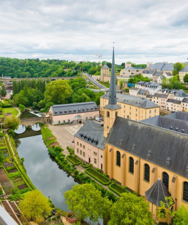 Foto de Vista sobre el distrito Grund de la ciudad de Luxemburgo con la Abadía de Neumuenster y el río Alzette - Imagen libre de derechos