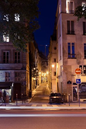 Foto de Calle iluminada de París por la noche
. - Imagen libre de derechos