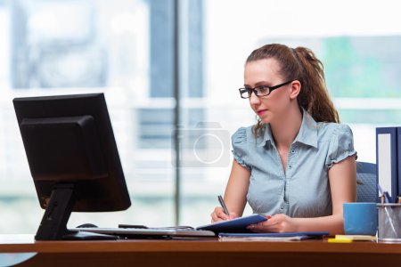 Joven empresaria trabajando en la oficina