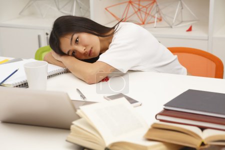 Cansado estudiante asiático
