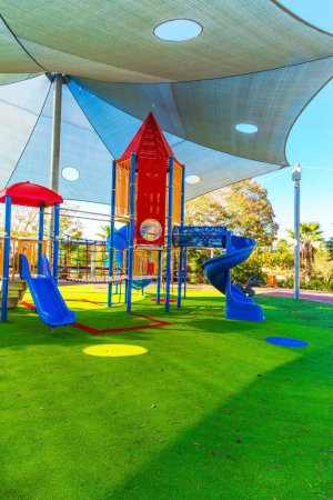 Gran parque infantil. Atracción de diapositivas en espiral con descenso cerrado. Una mañana soleada y cálida. Concepto de desarrollo físico y mental de los niños