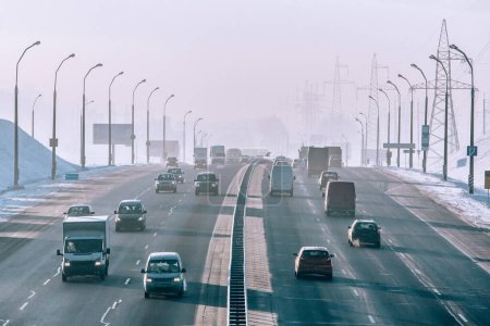 Minsk carretera de circunvalación en invierno en Bielorrusia