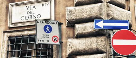 Carteles en Via del Corso, Roma
