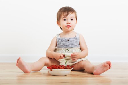 pequeño bebé comiendo bayas

