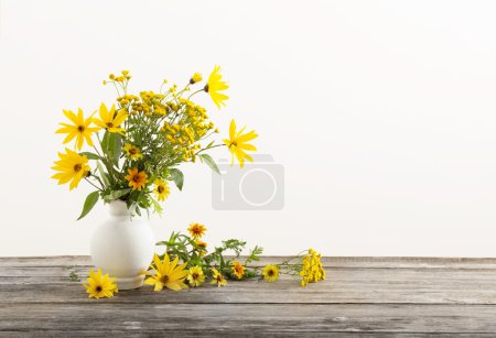 Blumen in Vase auf Holztisch