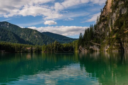 atemberaubende Aussicht auf Pragser See mit Bergwald im Hintergrund.