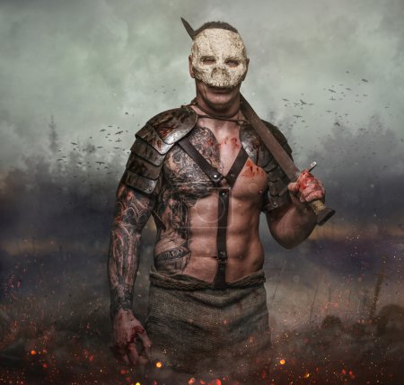 Masculino en la máscara del cráneo sostiene espada
