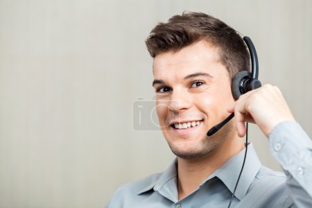 Representante de servicio al cliente feliz con auriculares

