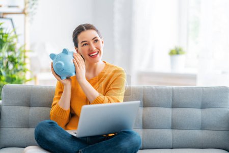 Mujer feliz está calculando los gastos, la gestión del presupuesto familiar. 