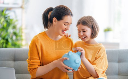 Mujer y niño sentado en el escritorio con una alcancía están calculando los gastos, la gestión del presupuesto familiar.
