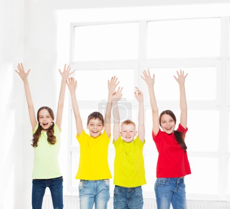 Téléchargez les photos : Enfants heureux de groupe isolés à fond blanc. Souriant adolescent
. - en image libre de droit