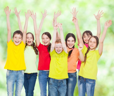 Téléchargez les photos : Joyeux groupe d'enfants à l'été. Adolescent souriant. Fraternité garçons et filles - en image libre de droit