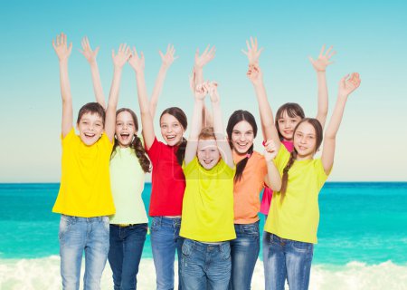 Téléchargez les photos : Heureux groupe d'enfants en mer. Adolescent souriant. Fraternité garçons et filles - en image libre de droit