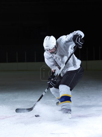 jugador de hockey sobre hielo en acción
