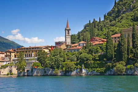 Foto de Vista panorámica de la ciudad de Cernobbio (Lago de Como, Italia
) - Imagen libre de derechos