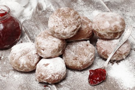 Rosquillas frescas con mermelada
