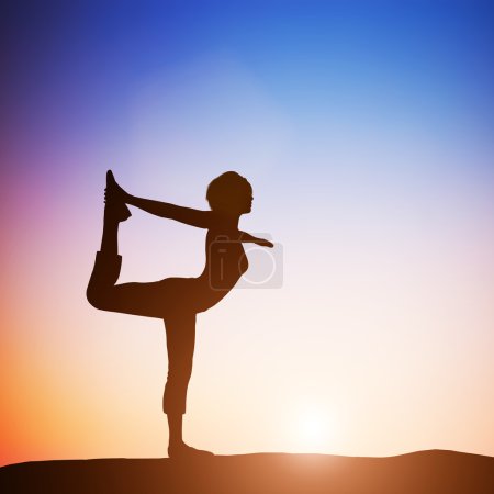 Mujer en la pose de bailarina yoga
