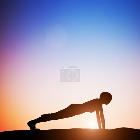 Mujer en postura de yoga tablón
