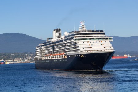 Téléchargez les photos : Le bateau de croisière de luxe naviguant dans le port - en image libre de droit