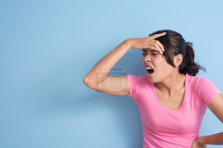 mujer tiene dolor de cabeza
