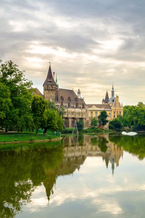 Téléchargez les photos : Château de Vajdahunyad dans le parc Varosliget. Budapest. Hongrie - en image libre de droit