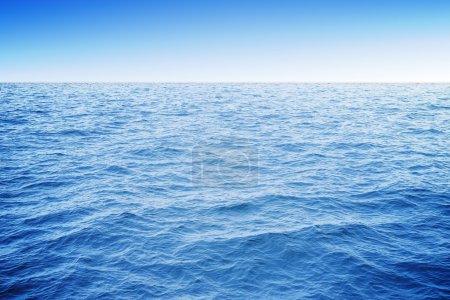 Océano 3d con agua azul y cielo claro
