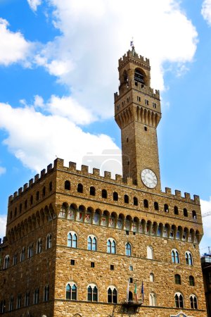 Foto de Primer plano de la parte alta del Palazzo Vecchio, el gran Palacio en el centro de Florencia, Italia - Imagen libre de derechos