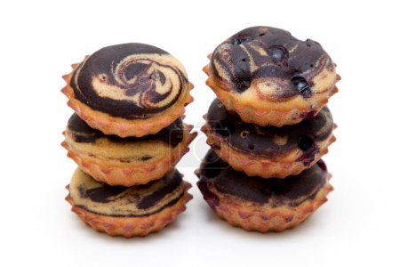 Muffins con bayas aisladas sobre fondo blanco Muffins con bayas aisladas sobre fondo blanco