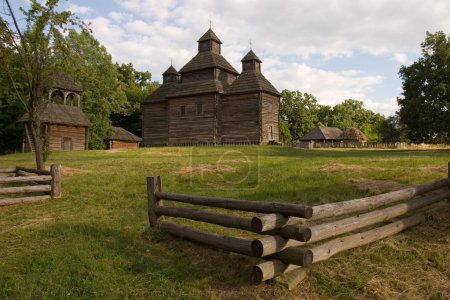 iglesia de madera en el parque