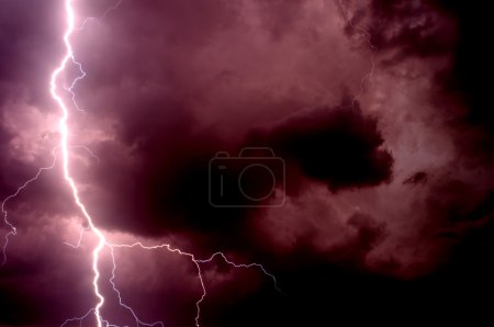 Tormenta fuerte que trae truenos, relámpagos y lluvia en verano
