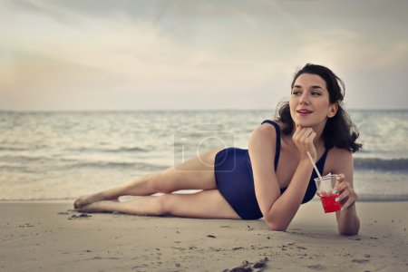mujer en la playa mujer en la playa