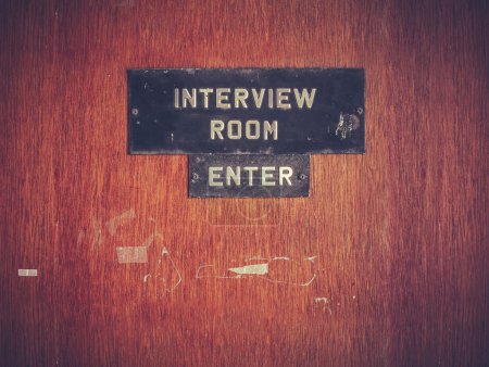 Puerta de la habitación de entrevista retro grunge
