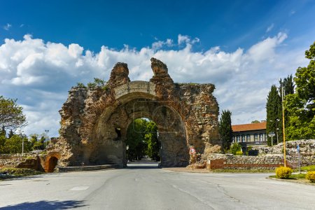 Foto de La puerta sur - Los camellos de las antiguas fortificaciones romanas en Dioclecianópolis, ciudad de Hisarya, región de Plovdiv, Bulgaria - Imagen libre de derechos