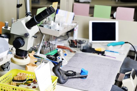 Foto de Técnico dental trabajando en dientes postizos. mesa con herramientas dentales - Imagen libre de derechos