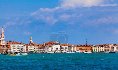 Téléchargez les photos : Grand Canal et Basilique Santa Maria Della Salute, Venise, Italie - en image libre de droit