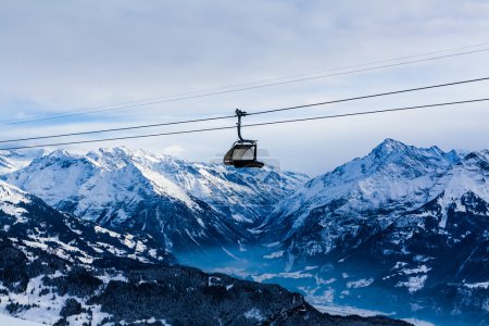 Estación de esquí de montaña. Teleférico. Invierno en los Alpes Suizos. moun
Estación de esquí de montaña. Teleférico. Invierno en los Alpes Suizos. moun