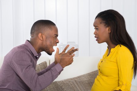 Foto de Enojado joven africano hombre gritando a la mujer - Imagen libre de derechos