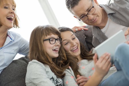 Familia alegre usando tableta PC
