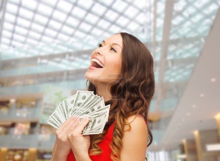 Mujer en vestido rojo con nosotros dinero del dólar
Mujer en vestido rojo con nosotros dinero del dólar