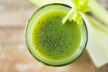 primer plano de vaso de jugo verde fresco y apio
