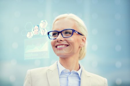 joven mujer de negocios sonriente en gafas al aire libre
