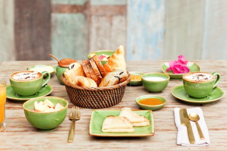 Desayuno en el jardín con café y una comida sencilla. Buen humor para todo el día
. Desayuno en el jardín con café y una comida sencilla. Buen humor para todo el día
.