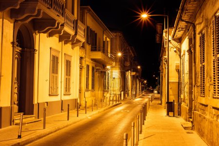 Limassol Old Town Street por la noche. Chipre
