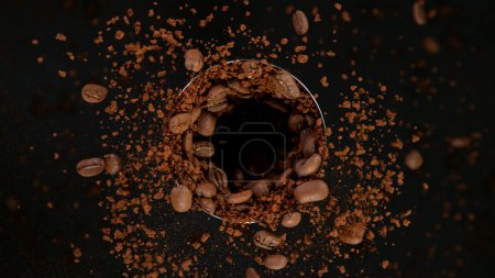 Rotación de granos de café sobre fondo negro.