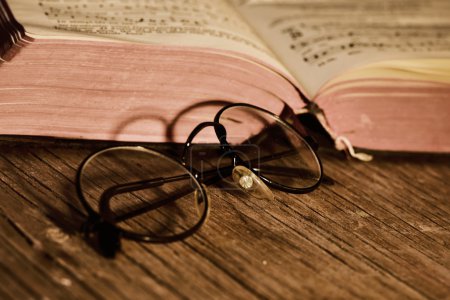 Viejos anteojos y libros
Viejos anteojos y libros