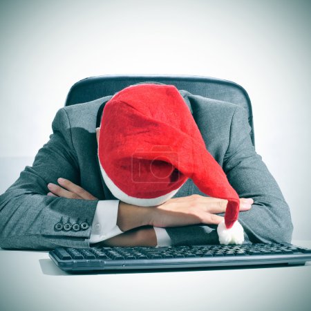 hombre durmiendo en la oficina después de una fiesta de Navidad
