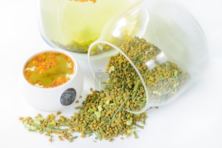 gros plan du thé japonais avec du riz Genmaicha et thé infusé dans un
