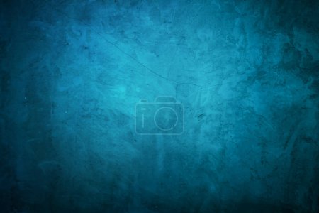 Mur bleu en taches, fissures, taches. Mur en béton aquamarin peint dans un style grunge abstrait. Texture de fond grunge pour décors, portraits, affiches.