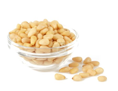 piñones aislados sobre fondo blanco