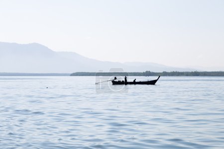 Silueta un barco de pesca
